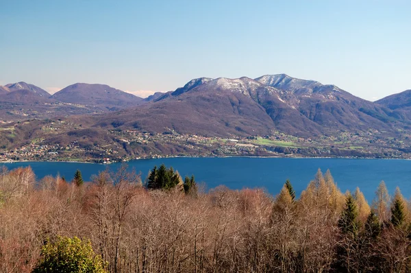Panorami zicht op Lago maggiore meer — Stockfoto