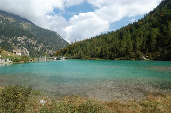 Artificiella alpina sjön — Stockfoto