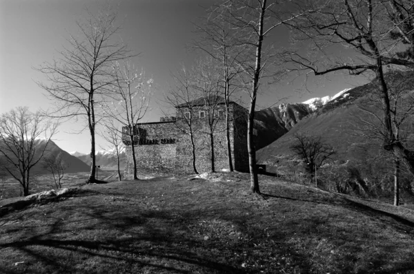 Замок Сассо Корбаро, черно-белый — стоковое фото