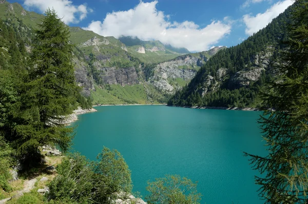 Panoramautsikt över alpine lake — Stockfoto
