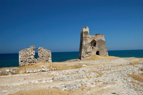 Ruïnes van de toren door de zee — Stockfoto