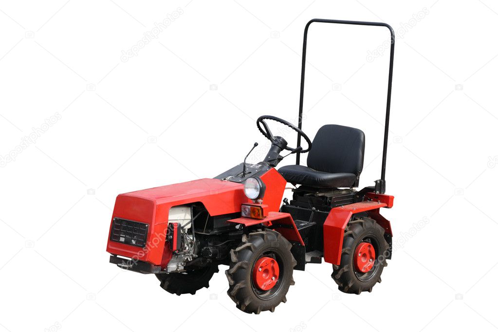 Красный трактор на белом фоне