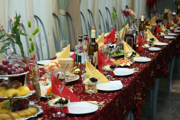 La mesa cubierta por la fiesta —  Fotos de Stock