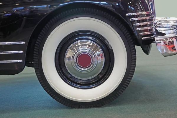 Wheel of limousine — Stock Photo, Image