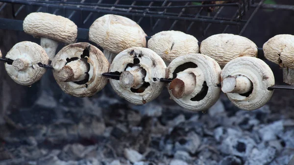 Pilze auf dem Grill — Stockfoto