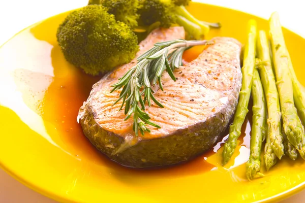 Stek z łososia z warzywami — Zdjęcie stockowe