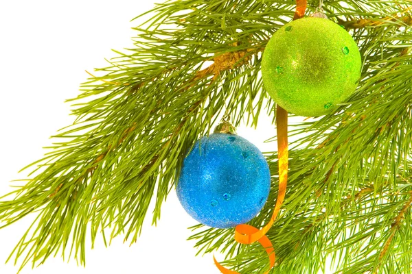 Дві різдвяні кульки на ялиці — стокове фото