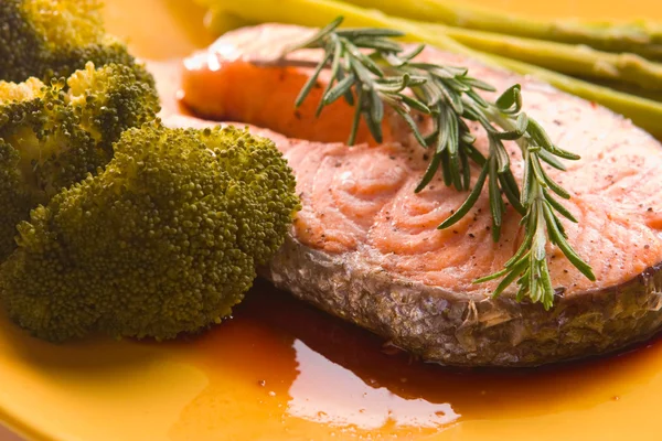 Stek łososia z warzywami — Zdjęcie stockowe