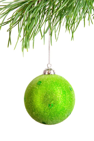 Groene Kerst bal op pine branch — Stockfoto