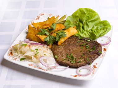 dana pirzola ile yaprakları salata ve kızarmış potat