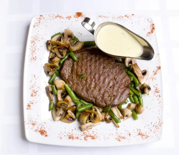 Steak de boeuf avec sauce, haricot vert rôti et mu — Photo