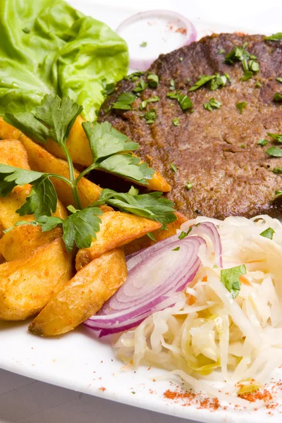 송아지 고기 돈 까 스와 샐러드와 튀긴된 potat의 잎 — 스톡 사진
