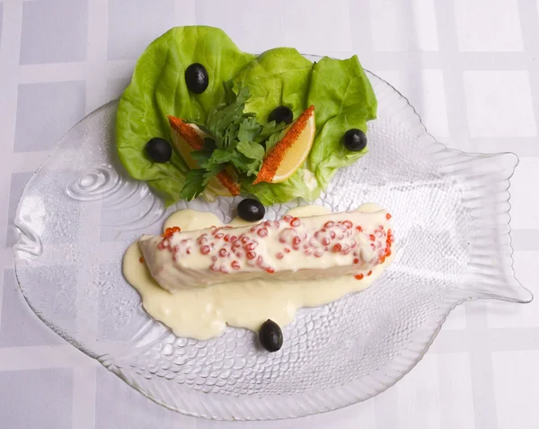 Fisch mit Salat verziert — Stockfoto