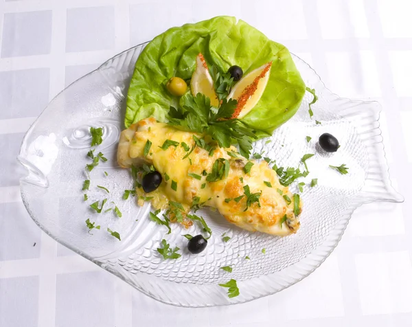 Fisch mit Salat verziert — Stockfoto