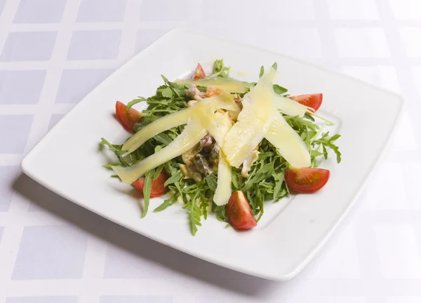 Peynirli ve sebzeli salata — Stok fotoğraf