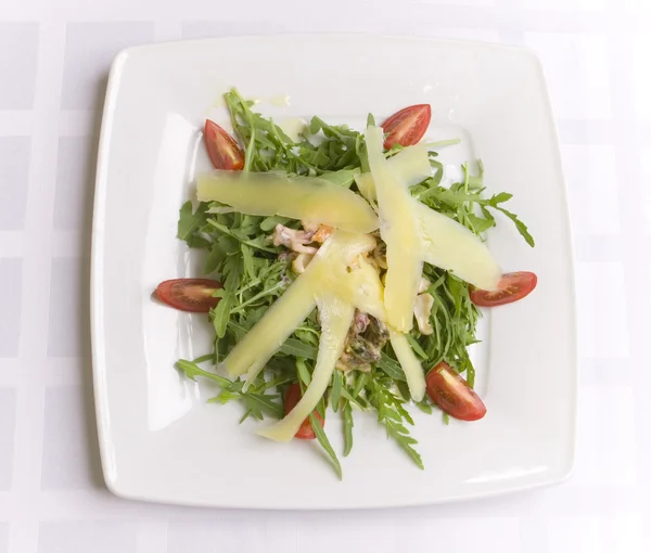 Salát se sýrem a zeleninou — Stock fotografie