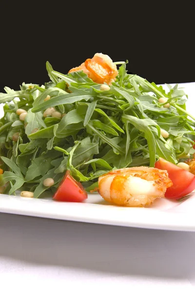 Salada com ervas, legumes e camarões — Fotografia de Stock