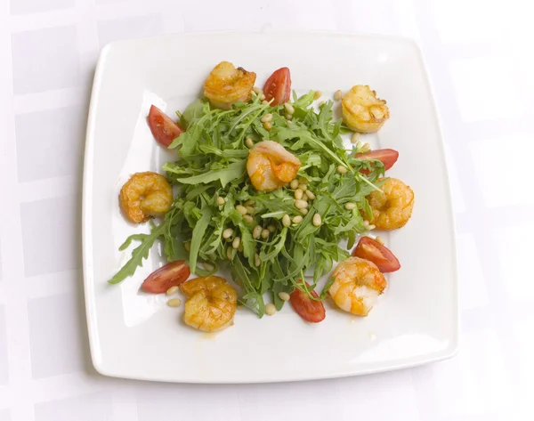 Salade met kruiden, groenten en garnalen — Stockfoto