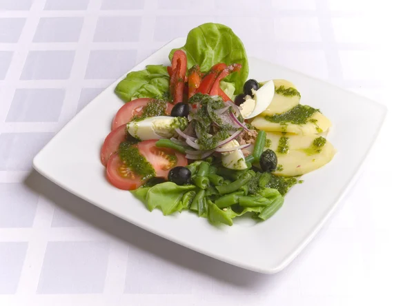 Салат с овощами и яйцами — стоковое фото