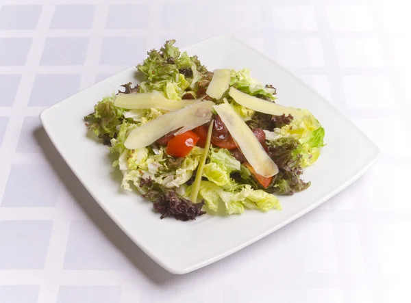 Салат с сыром и овощами — стоковое фото