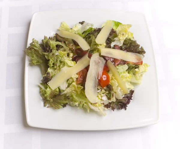 Salade met kaas en groenten — Stockfoto