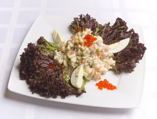 Salade versierd met bladeren — Stockfoto