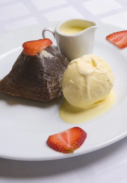 Dessert au chocolat avec fraise, crème glacée et Image En Vente