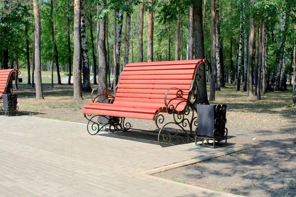 Mokrá lavička v parku — Stock fotografie