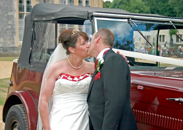 結婚式の車の前でキス — ストック写真