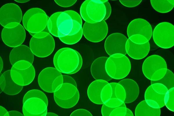 Luzes verdes desfocadas em preto — Fotografia de Stock