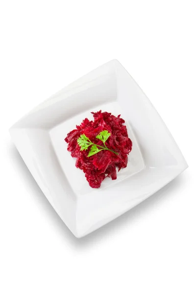 Rote Bete, gerieben, auf weißem Teller — Stockfoto
