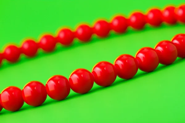 緑に赤いビーズ — ストック写真