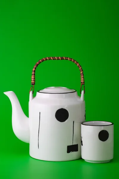 Weiße Teekanne mit Holzgriff und Tasse — Stockfoto