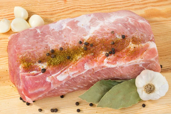 Raw meat with spices, pork on cutting board — Stock Photo, Image