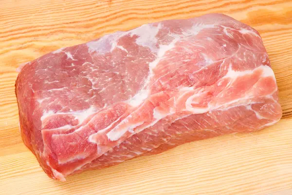 Carne cruda, carne di maiale sul tagliere - pronta da cuocere — Foto Stock