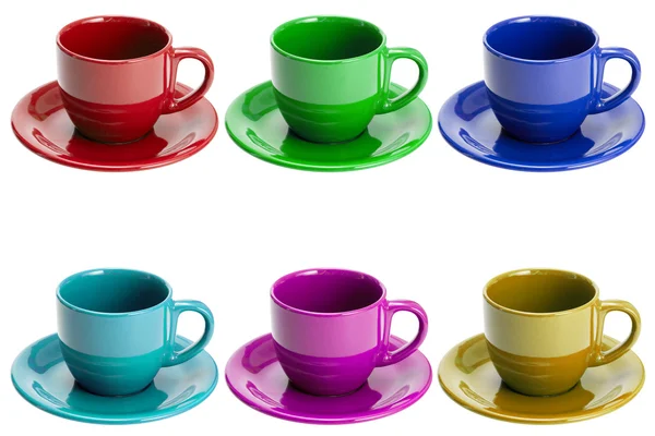 六个杯子和碟子，不同颜色的隔离 — 图库照片