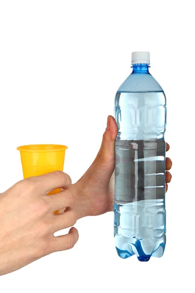 Homem mão com copo de plástico e garrafa — Fotografia de Stock