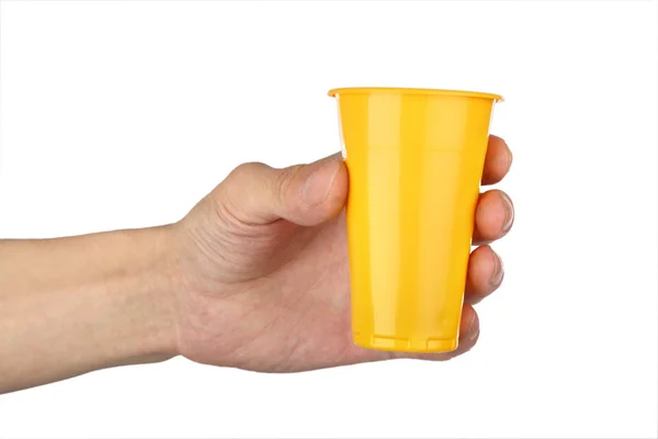 Main d'homme avec tasse en plastique — Photo