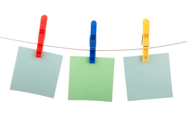 Três cartões coloridos pendurados na espinha de roupa — Fotografia de Stock