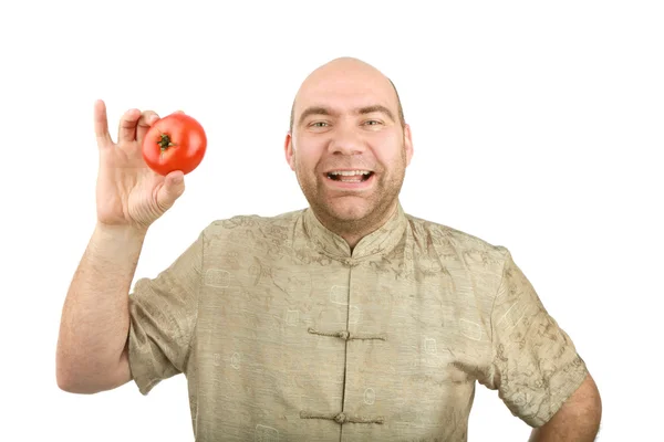 El hombre sonriente sostiene un tomate — Foto de Stock