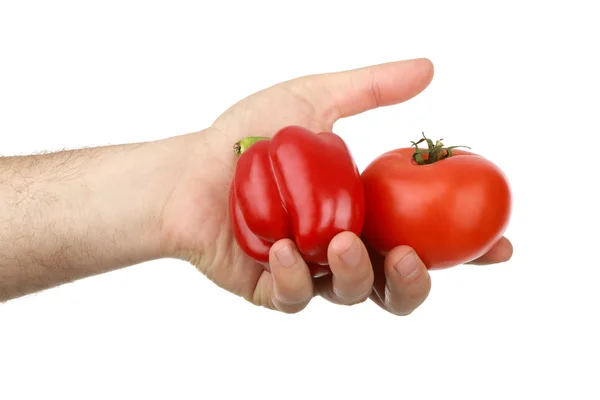 La mano del hombre sostiene tomate rojo dulce y pimienta —  Fotos de Stock