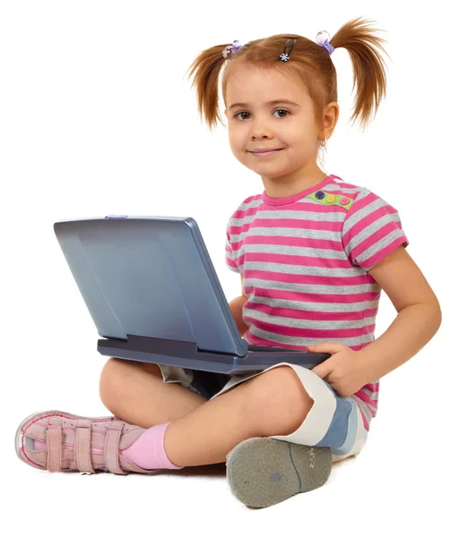 Маленькая смешная девочка с ноутбуком — стоковое фото