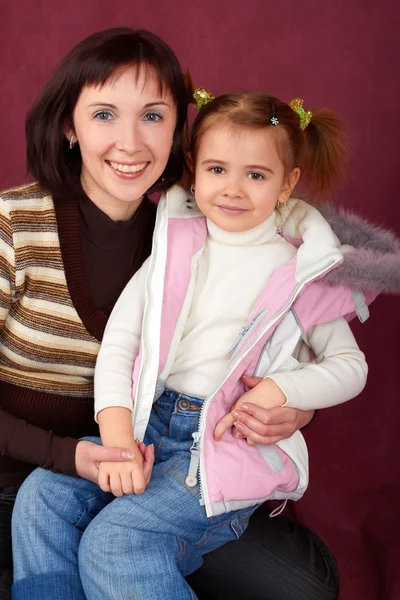 Glückliche Mutter mit kleiner Tochter — Stockfoto