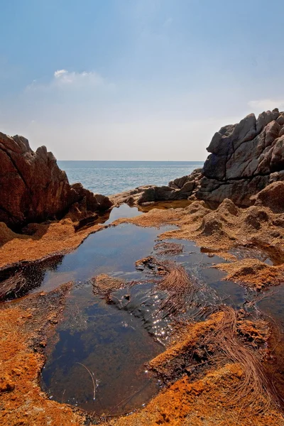 Landschap met zee en rotsen — Stockfoto