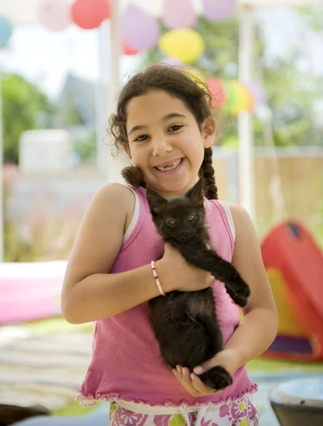 Klein meisje met een katje — Stockfoto