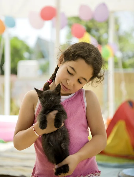 En liten flicka med en kattunge — Stockfoto