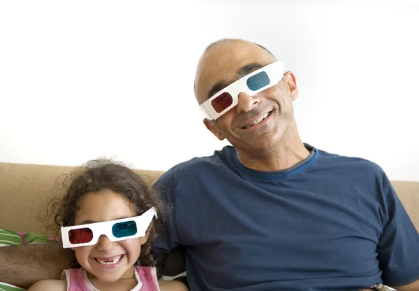 Отец и дочь смотрят телевизор в 3D — стоковое фото
