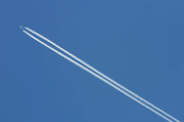 화이트 l 떠나 푸른 하늘에 비행 airoplane — 스톡 사진