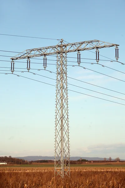 Elektriska pylons i fältet — Stockfoto