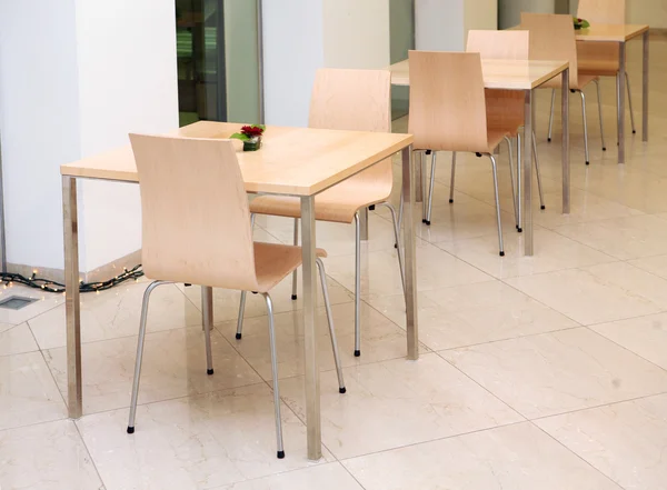 Krzesła i stoły — Zdjęcie stockowe